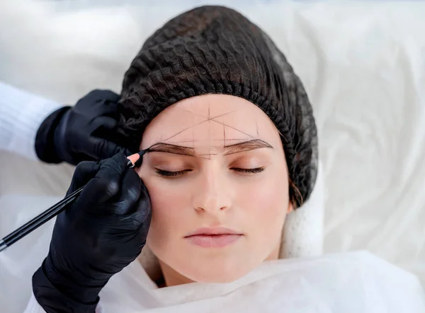 Master gör ögonbryn permanent makeup — Stockfoto