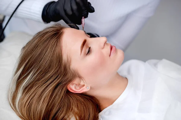 Maestro haciendo cejas maquillaje permanente — Foto de Stock