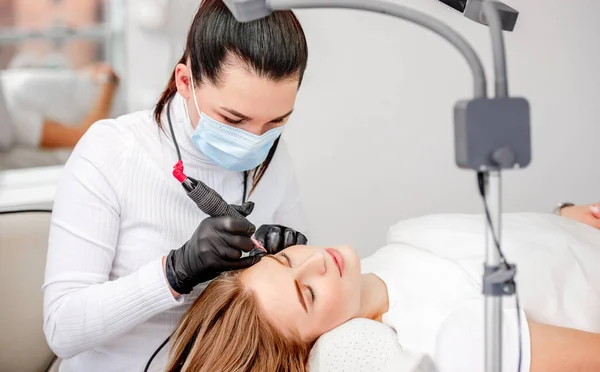 Master gör ögonbryn permanent makeup — Stockfoto