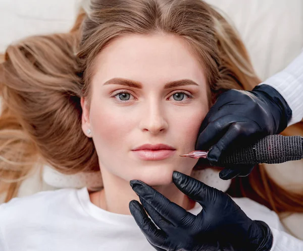 Master gör läppar permanent makeup — Stockfoto