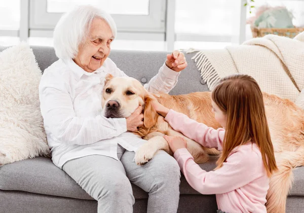 Avó com neta e cachorro — Fotografia de Stock