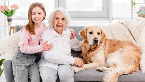 Mormor med barnbarn och hund — Stockfoto