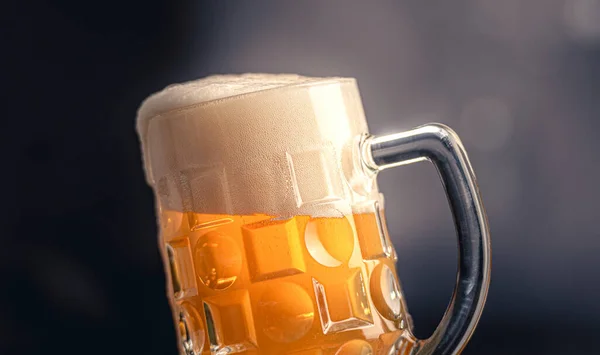 Caneca de cerveja completa com espuma — Fotografia de Stock