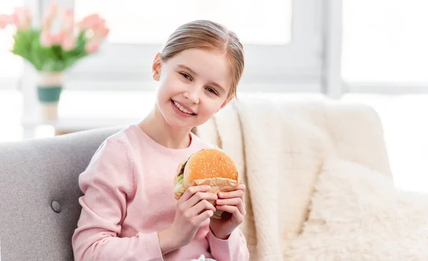 ハンバーガーと女の子 — ストック写真