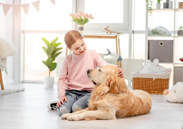 Golden retriever köpeği olan küçük kız — Stok fotoğraf