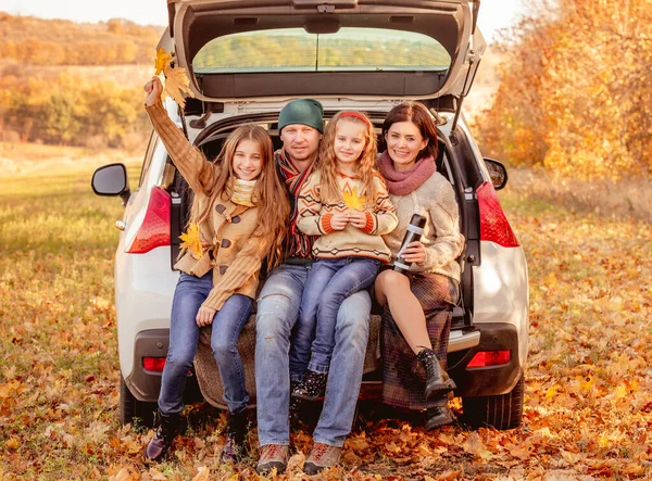 Familie zit in de kofferbak — Stockfoto