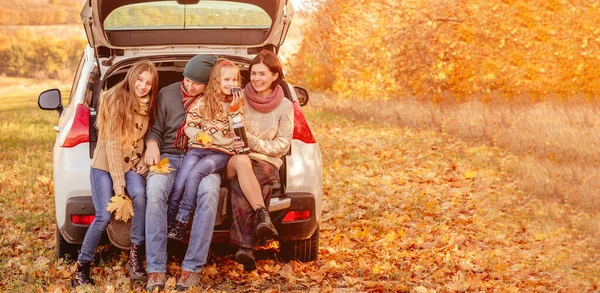 Famiglia a riposo nel bagagliaio dell'auto — Foto Stock