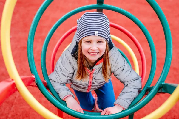 Petite fille sur l'aire de jeux — Photo