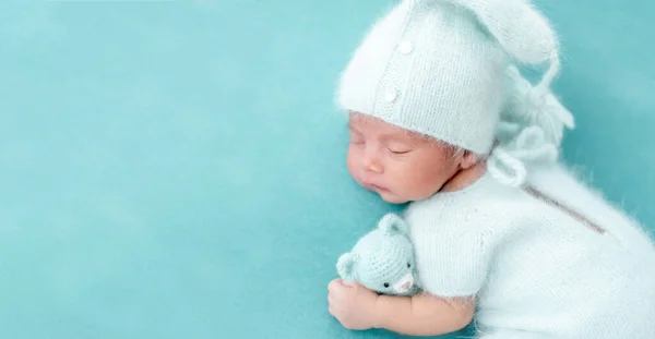 Милый новорожденный в трикотажном костюме — стоковое фото
