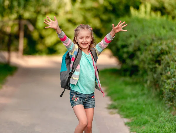 Schoolmeisje met rugzak gaat naar school — Stockfoto