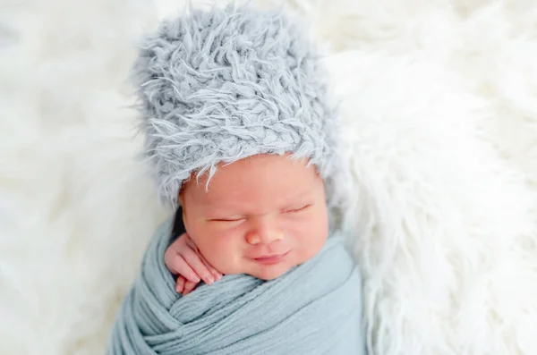 Pasgeboren baby jongen in studio — Stockfoto