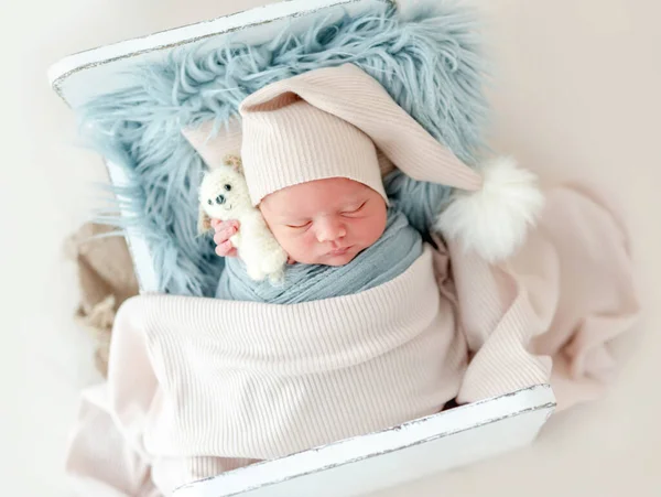 Pasgeboren baby jongen in studio — Stockfoto