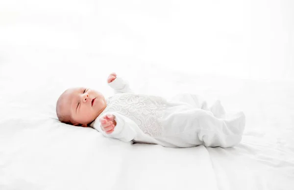 Pasgeboren baby thuis — Stockfoto