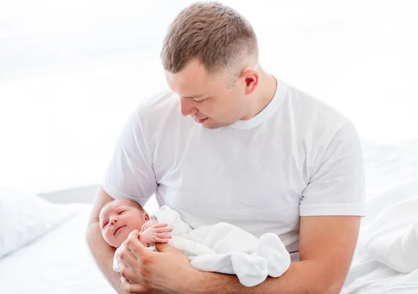 Pai com filha recém-nascida — Fotografia de Stock