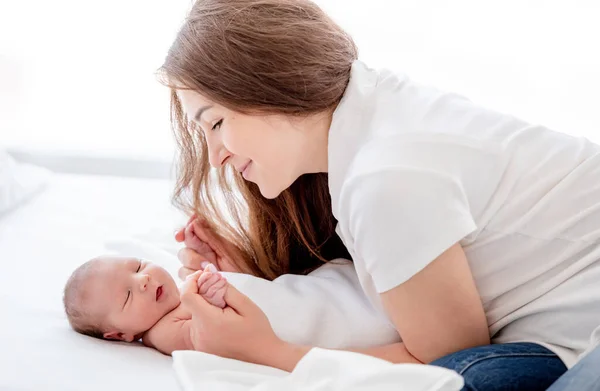 Madre con neonato — Foto Stock