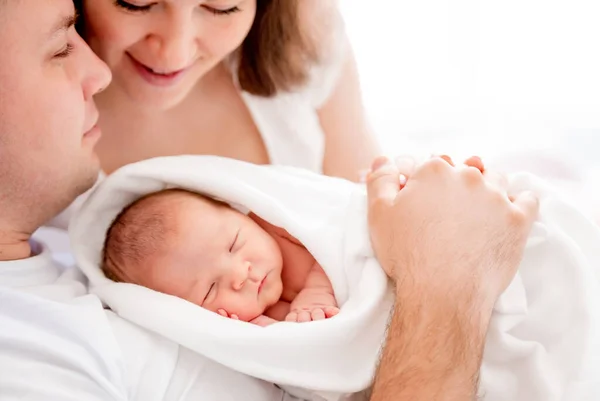 Familia joven con hija recién nacida —  Fotos de Stock