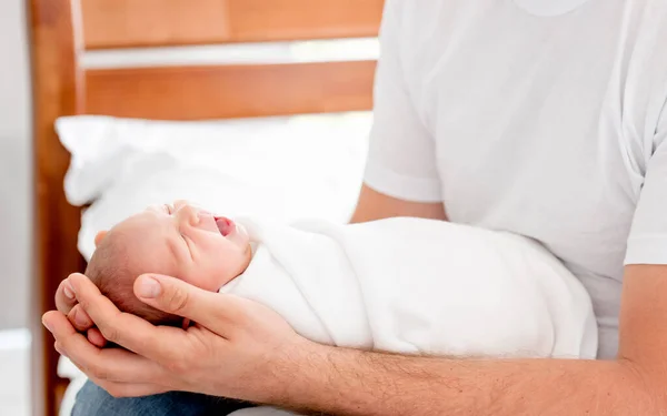 Vater mit neugeborener Tochter — Stockfoto