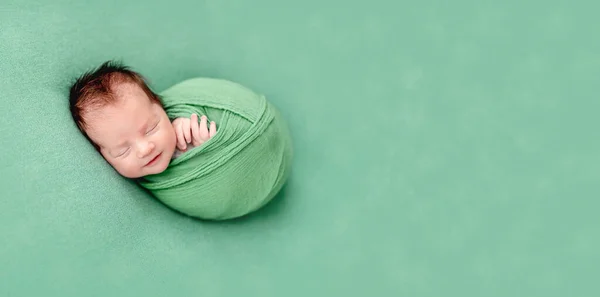 Милый новорожденный, завернутый в одеяло — стоковое фото