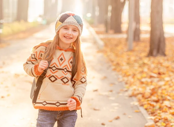 Lycklig flicka återvänder från skolan — Stockfoto