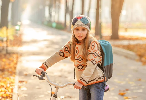 학교까지 자전거를 타는 소녀 — 스톡 사진