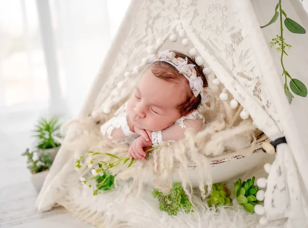 Newborn girl studio portrait — Stockfoto