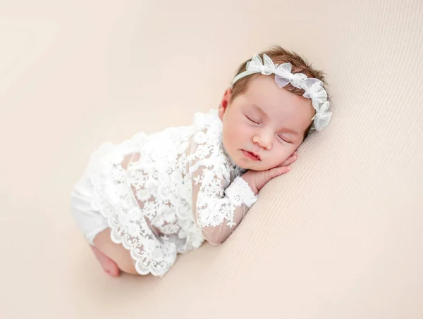 Newborn girl studio portrait — Stockfoto