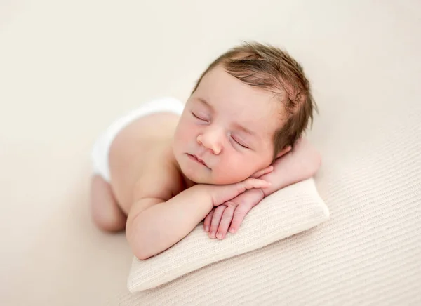 Newborn girl studio portrait — Stockfoto