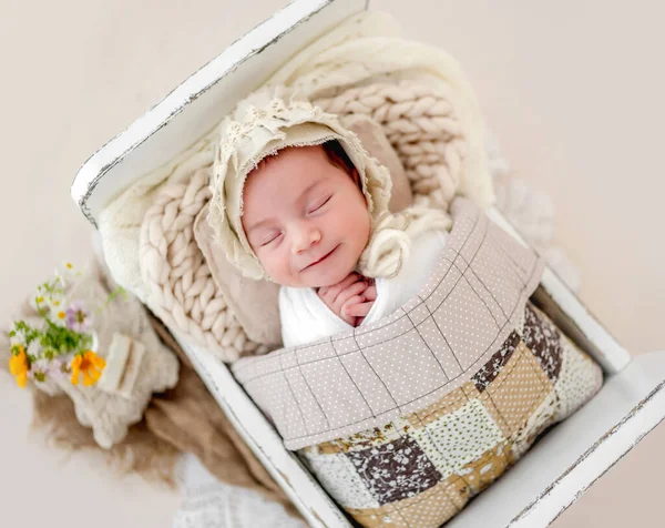 Портрет новорожденной девушки — стоковое фото