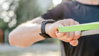 Adam dışarıda antrenman yapıyor.