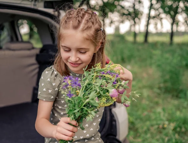 Hübsches Mädchen mit Auto in der Natur — Stockfoto