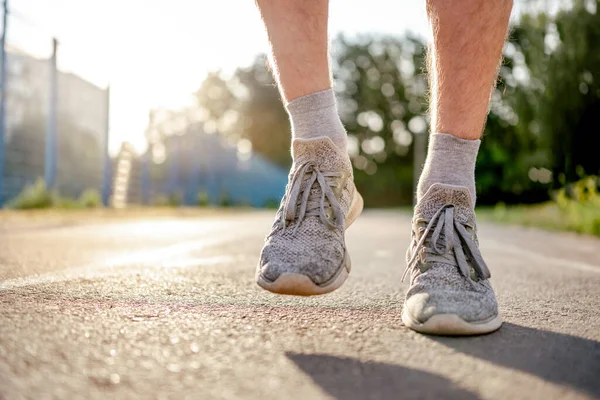 Man die buiten aan het trainen is — Stockfoto