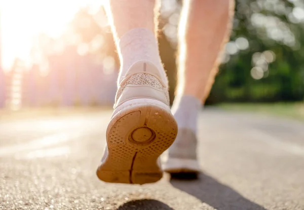 Man die buiten aan het trainen is — Stockfoto