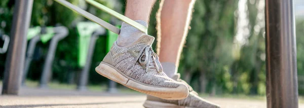 Hombre haciendo ejercicio al aire libre — Foto de Stock