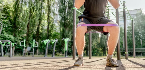 Man doing workout outdoors — Stock Photo, Image