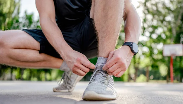 Uomo che fa allenamento all'aperto — Foto Stock