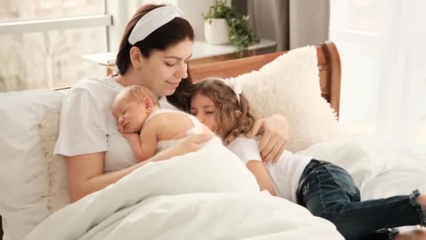 Mère avec bébé nouveau-né et fille — Video