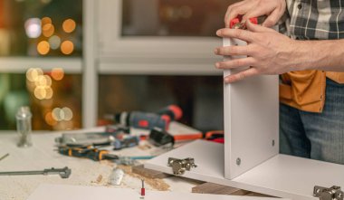 Mobilya imalatı sırasında çalışan adam