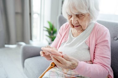 Akıllı telefonlu son sınıf öğrencisi.