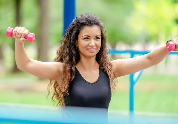 Menina fitness com halteres — Fotografia de Stock