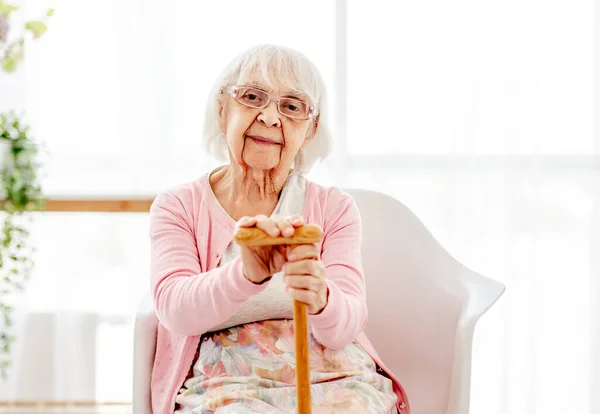 Bastonlu yaşlı kadın. — Stok fotoğraf
