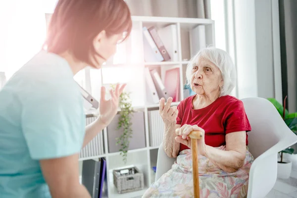 Mujer anciana y enfermera — Foto de Stock