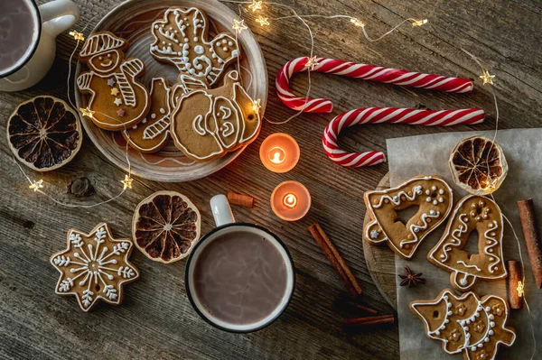 Noel süslerinin yanında zencefilli kurabiye. — Stok fotoğraf