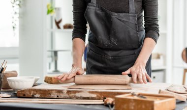 Çömlek çamurundan küf oluşturan adam.