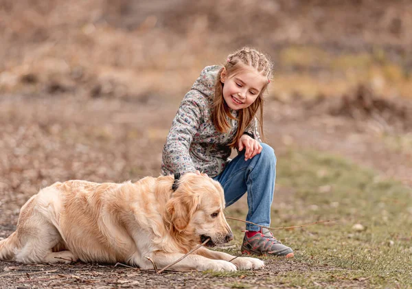 Menina adolescente com cão golden retriever — Fotografia de Stock