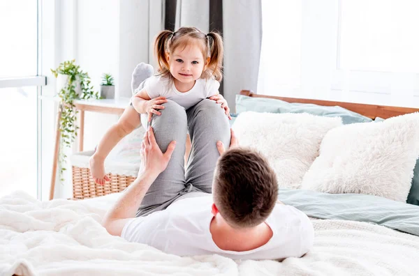 Padre con figlia nel letto — Foto Stock