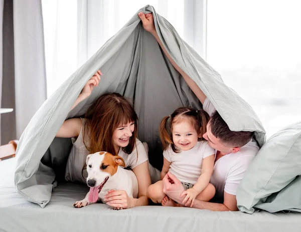 Rodzina pod kocem w łóżku — Zdjęcie stockowe