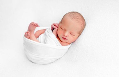 Yeni doğan çocuk uyuyor.