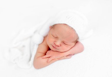 Yeni doğan çocuk uyuyor.