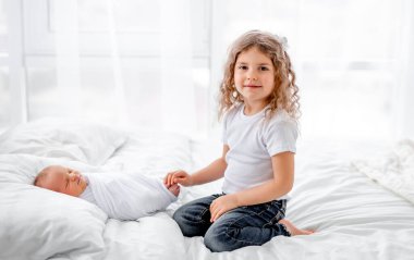 Yeni doğan bebek ve kız kardeş