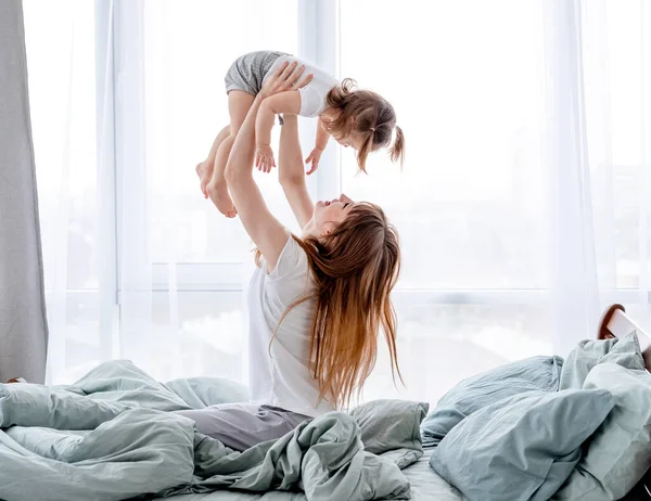 Mãe com chaletr na cama — Fotografia de Stock